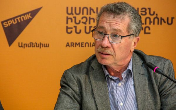 Директор Государственного камерного хора Армении Армен Арабян Директор Государственного камерного хора Армении Армен Арабян - Sputnik Армения