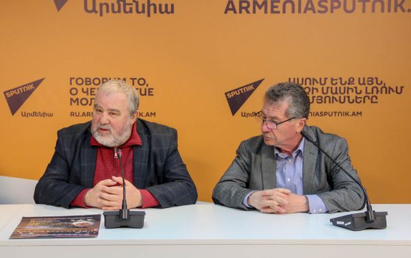 Главный дирижер Государственного камерного хора Армении Роберт Млкеян и директор Государственного камерного хора Армении Армен Арабян Главный дирижер Государственного камерного хора Армении Роберт Млкеян и директор Государственного камерного хора Армении Армен Арабян - Sputnik Армения