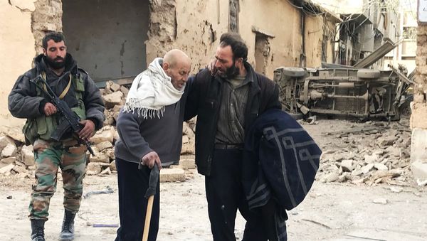 Жители Восточной Гуты выходят с территории захваченной террористами к правительственным войскам через гуманитарный коридор в поселении Хамурия - Sputnik Արմենիա
