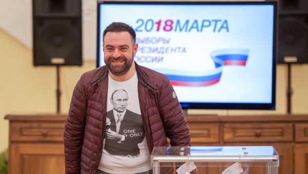 Избиратель на участке No8026, Ереван - Sputnik Армения