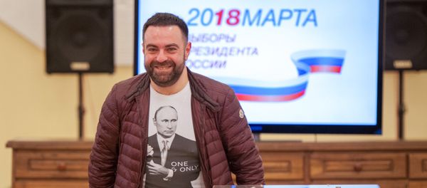 Избиратель на участке No8026, Ереван - Sputnik Армения