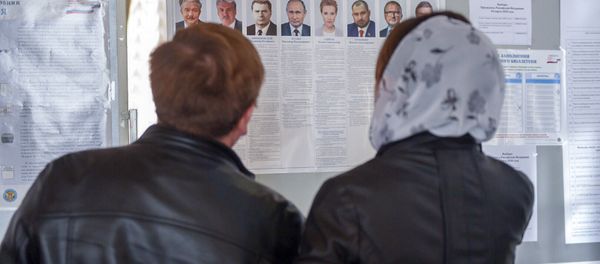 Избиратели последний раз изучают кандидатов в президенты России 2018 на избирательном участке No8031, Гюмри - Sputnik Արմենիա