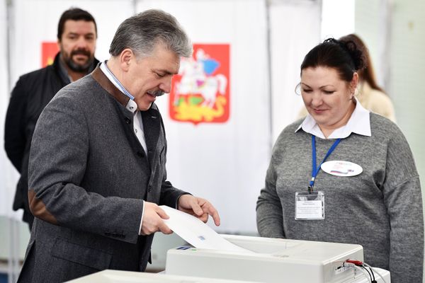 Кандидат в президенты РФ от КПРФ Павел Грудинин голосует на выборах президента РФ на избирательном участке №13-06 в Москве. - Sputnik Армения