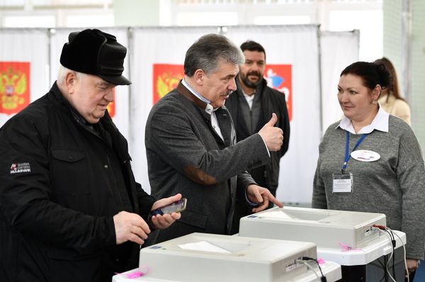 Кандидат в президенты РФ от КПРФ Павел Грудинин (в центре) голосует на выборах президента РФ на избирательном участке №13-06 в Москве. - Sputnik Армения