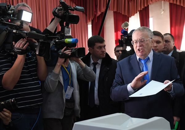 Кандидат в президенты РФ от ЛДПР Владимир Жириновский опускает бюллетено во время голосования на выборах президента РФ. - Sputnik Армения