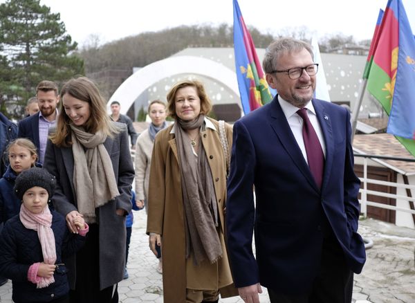 Кандидат в президенты РФ от Партии Роста, уполномоченный при президенте РФ по защите прав предпринимателей Борис Титов со своей семьей на выборах президента РФ на избирательном участке №29-02 в поселке Абрау-Дюрсо. - Sputnik Армения