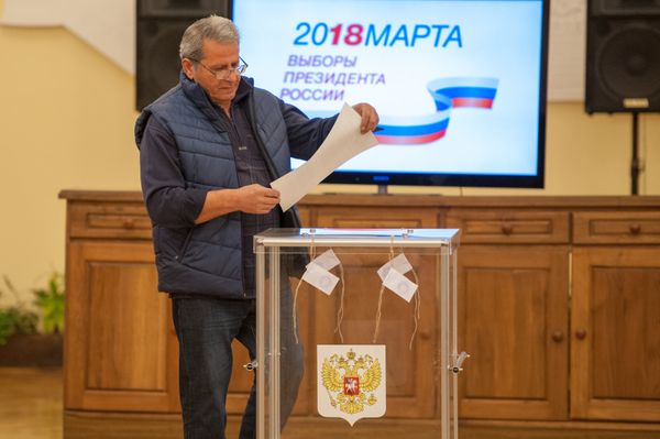 Избиратель на участке No8026, Ереван - Sputnik Армения