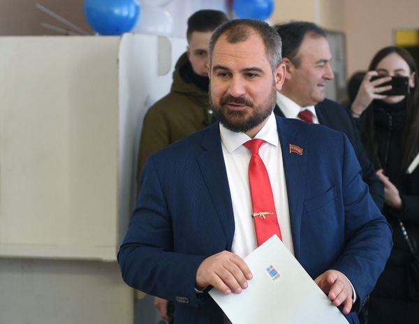 Кандидат в президенты РФ от партии Коммунисты России Максим Сурайкин голосует на выборах президента РФ на избирательном участке № 137 в Москве. - Sputnik Армения