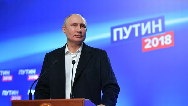 18 марта 2018. Кандидат в президенты РФ, действующий президент РФ Владимир Путин отвечает на вопросы журналистов во время посещения своего предвыборного штаба. - Sputnik Արմենիա