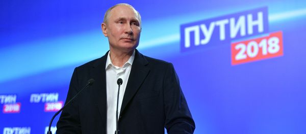 18 марта 2018. Кандидат в президенты РФ, действующий президент РФ Владимир Путин отвечает на вопросы журналистов во время посещения своего предвыборного штаба. - Sputnik Արմենիա