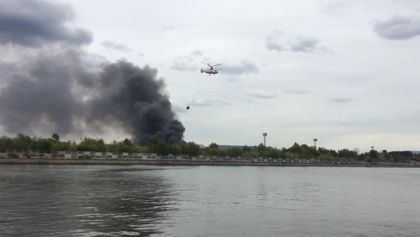 СПУТНИК_Вертолеты набирали воду в Москва-реке для тушения пожара в здании бывшего ЗИЛа - Sputnik Армения