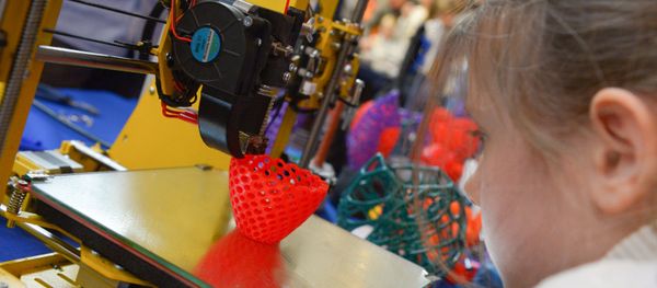 Девочка смотрит, как работет 3D-принтер. Архивное фото. Девочка смотрит, как работет 3D-принтер. Архивное фото. - Sputnik Армения