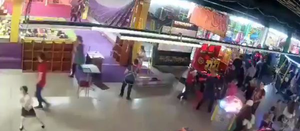 Момент начала пожара в ТЦ Белая вишня в Кемерово попал на видео Момент начала пожара в ТЦ Белая вишня в Кемерово попал на видео - Sputnik Армения