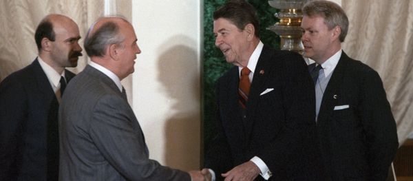 Генеральный секретарь ЦК КПСС Михаил Горбачев и президент США Рональд Рейган - Sputnik Արմենիա