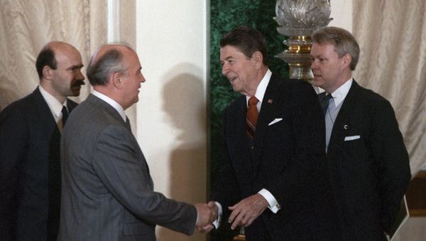 Генеральный секретарь ЦК КПСС Михаил Горбачев и президент США Рональд Рейган - Sputnik Армения
