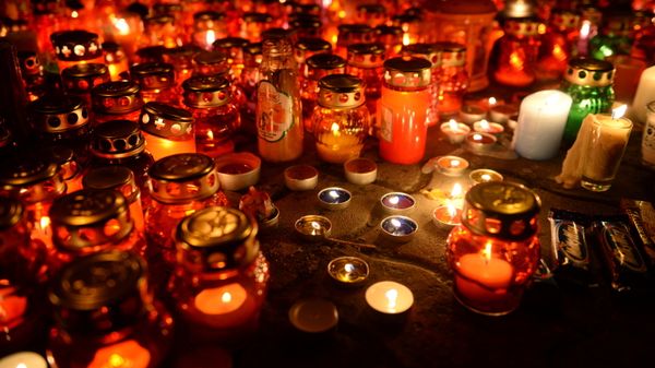 Цветы в память о погибших в ТЦ «Зимняя вишня» - Sputnik Армения