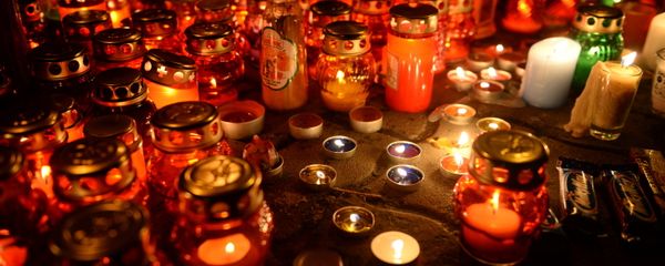 Цветы в память о погибших в ТЦ «Зимняя вишня» - Sputnik Армения