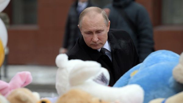 Президента РФ В. Путин почтил память погибших при пожаре в Кемерове Президента РФ В. Путин почтил память погибших при пожаре в Кемерове - Sputnik Армения
