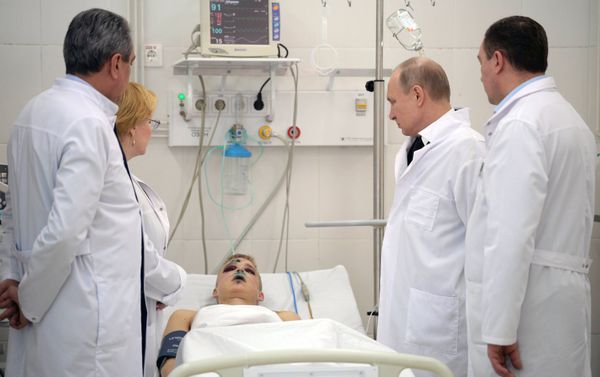 Президент РФ В. Путин посетил пострадавших в Кемерове Президент РФ В. Путин посетил пострадавших в Кемерове - Sputnik Армения