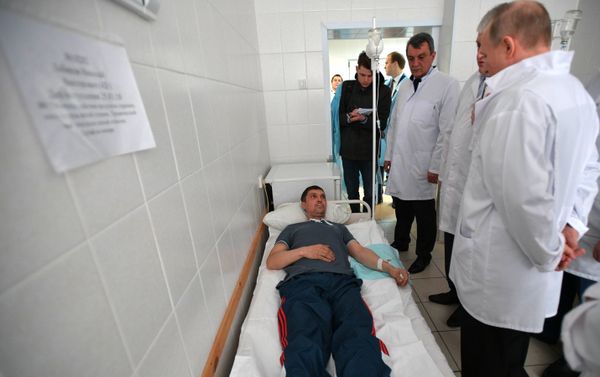 Президент РФ В. Путин посетил пострадавших в Кемерове Президент РФ В. Путин посетил пострадавших в Кемерове - Sputnik Армения