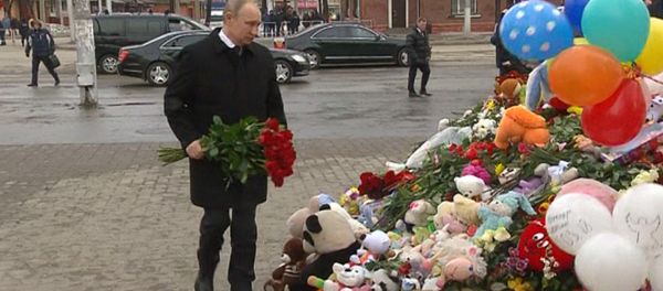 Путин возложил цветы на месте трагедии в Кемерово - Sputnik Արմենիա