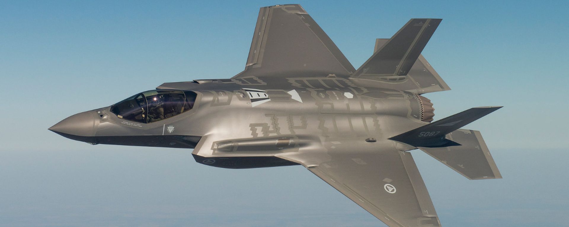 Истребитель-бомбардировщик пятого поколения F-35 - Sputnik Армения, 1920, 13.04.2023