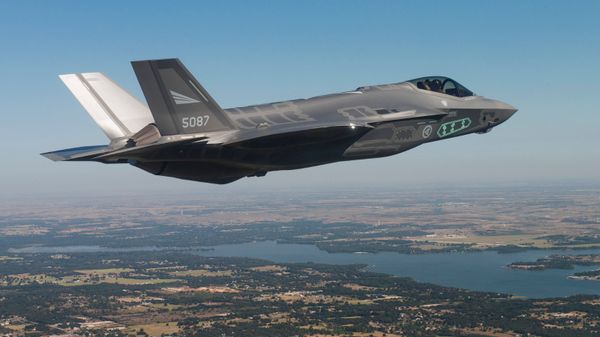 Истребитель-бомбардировщик пятого поколения F-35 Истребитель-бомбардировщик пятого поколения F-35 - Sputnik Армения