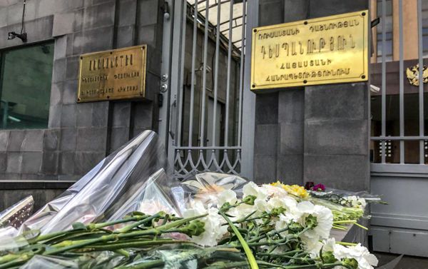 Երևանում Ռուսաստանի դեսպանատան մոտ - Sputnik Արմենիա