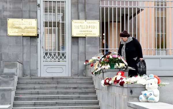 Երևանում Ռուսաստանի դեսպանատան մոտ - Sputnik Արմենիա