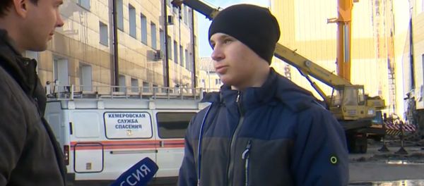 Очевидец рассказал, как вынес троих детей из горящего ТЦ Зимняя вишня Очевидец рассказал, как вынес троих детей из горящего ТЦ Зимняя вишня - Sputnik Армения