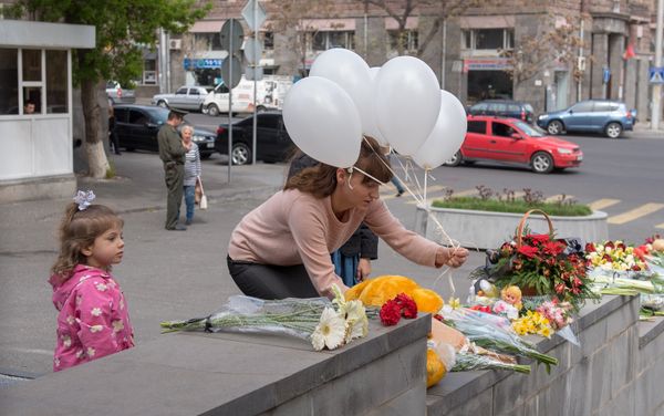 Мемориал у посольства России в Армении Мемориал у посольства России в Армении - Sputnik Армения