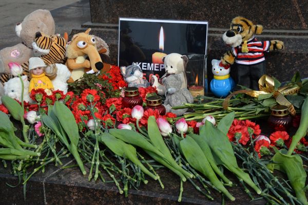 Акции в память о погибших при пожаре в ТЦ Зимняя вишня - Sputnik Армения