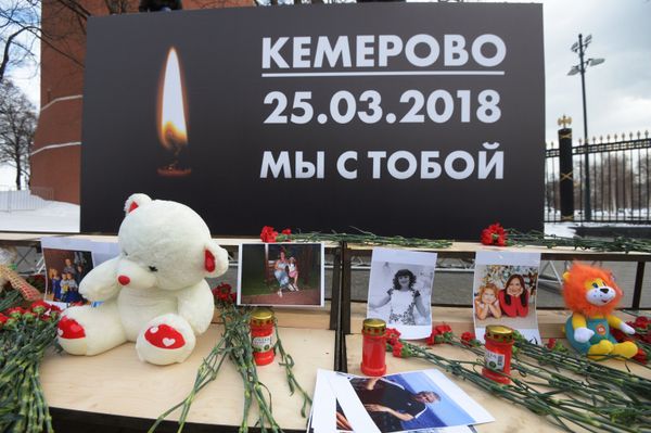 Акции в память о погибших при пожаре в ТЦ Зимняя вишня - Sputnik Армения
