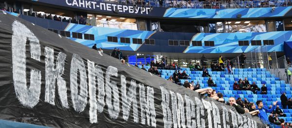 Баннер в память о погибших в ТЦ Зимняя вишня в Кемерово на трибуне стадиона Санкт-Петербург - Sputnik Армения