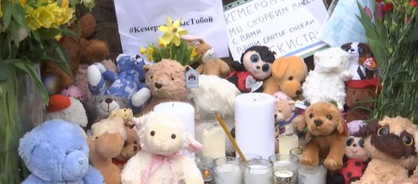 У посольства России в Лондоне люди скорбят по погибшим в Кемерове У посольства России в Лондоне люди скорбят по погибшим в Кемерове - Sputnik Армения