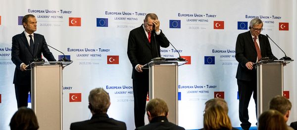 Президент ЕС Дональд Туск, президент Турции Реджеп Тайип Эрдоган и глава Европейской Комиссии Жан-Клод Юнкер на совместной пресс-конференции саммита ЕС - Турция (26 марта 2018). Варна, Болгария - Sputnik Армения