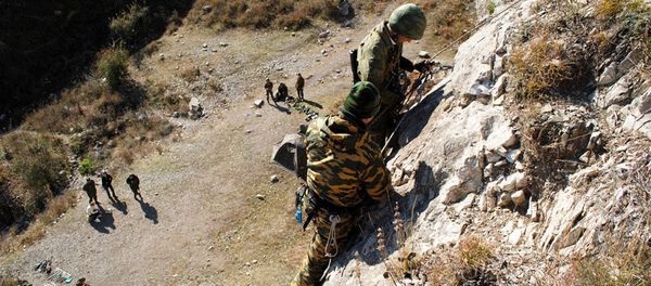 В Армении разведчики ЮВО осваивают мастерство альпинизма под наблюдением БЛА - Sputnik Армения