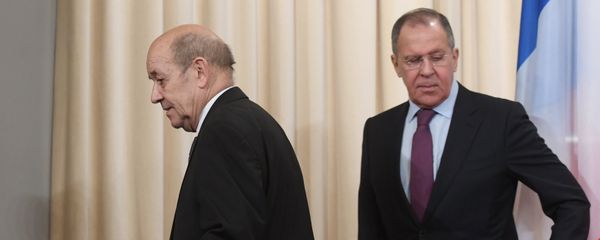 Министры иностранных дел России и Франции Сергей Лавров и Жан-Ив Ле Дриан после пресс-конференции по итогам встречи (27 февраля 2018). Москвa - Sputnik Армения