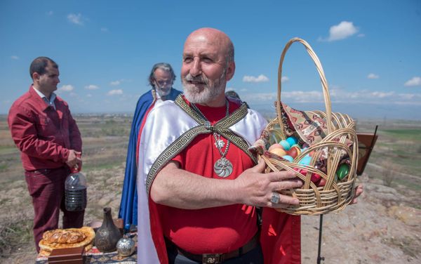 Арийский жрец религиозной организации “Орден ариев” Варуж Агаджанян Арийский жрец религиозной организации “Орден ариев” Варуж Агаджанян - Sputnik Армения
