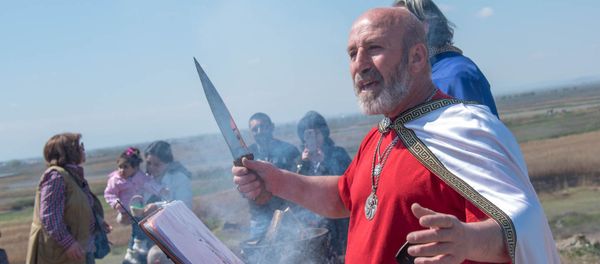 Арийский жрец религиозной организации “Орден ариев” Варуж Агаджанян Арийский жрец религиозной организации “Орден ариев” Варуж Агаджанян - Sputnik Армения