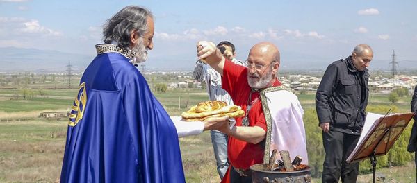 Армянские язычники празднуют Пасху (Затик) на холме в городе Мецамор. Армянские язычники празднуют Пасху (Затик) на холме в городе Мецамор. - Sputnik Армения