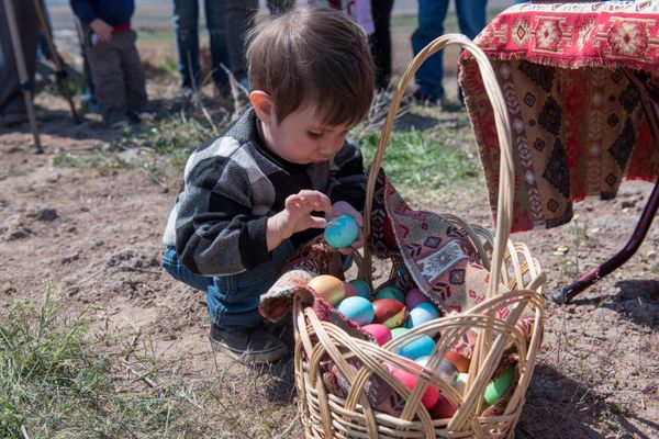 Ребенок у корзины с пасхальными яйцами Ребенок у корзины с пасхальными яйцами - Sputnik Արմենիա