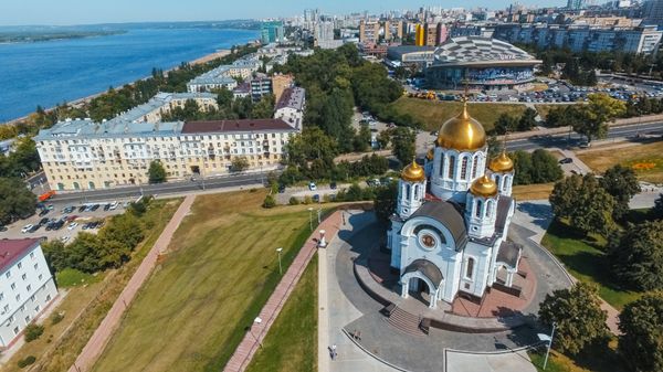 Храм в честь Святого великомученика Георгия Победоносца построен над Волгой на пожертвования в честь 2000-летия христианства и 55-летия Победы в Великой Отечественной войне - Sputnik Армения