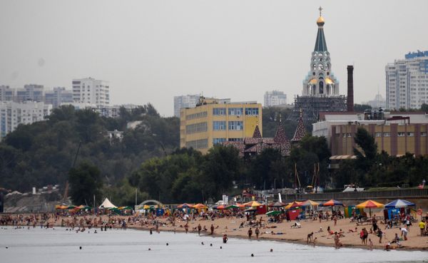 Набережная Самары – главная достопримечательность города. Ее песчаные пляжи – отличное место для отдыха. Каждое лето здесь проходят спортивные состязания по волейболу, футболу, теннису и даже сумо - Sputnik Армения