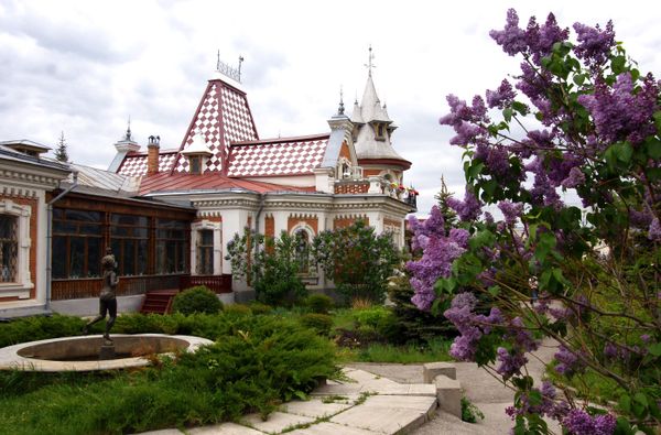 Особняк Клодта – памятник архитектуры, построен в 1898 году по проекту архитектора А. Щербачева для купца И. Клодта. Сейчас здесь располагается музей Детская картинная галерея - Sputnik Армения