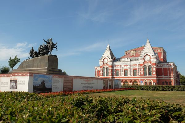 Памятник Василию Чапаеву установлен в 1932 году к 15-летию Октябрьской революции, изготовлен в Ленинграде (ныне Санкт-Петербург). Для создания скульптуры Чапаева позировал сын легендарного комдива - Sputnik Армения