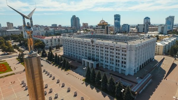 Монумент Славы – один из символов Самары, открыт в 1971 году в честь авиапромышленности города и ее вклада в победу в Великой Отечественной войне. Возведен на деньги жителей Самары: каждый рабочий местных заводов и фабрик пожертвовал по 1 рублю - Sputnik Армения