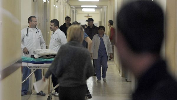 Обстановка в мед.центре Григор Лусаворич, куда доставлены раненные при взрыве ресторана Бургер кинг - Sputnik Армения
