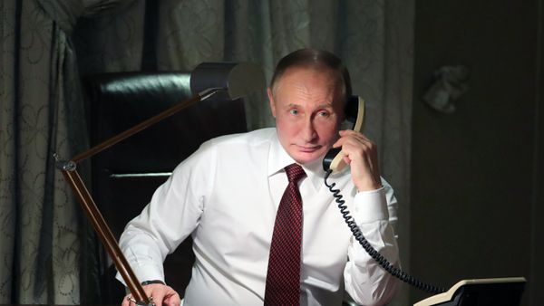 Президент РФ Владимир Путин во время телефонного разговора с патриархом константинопольским Варфоломеем (3 апреля 2018). Анкара, Турция - Sputnik Армения