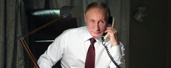 Президент РФ Владимир Путин во время телефонного разговора с патриархом константинопольским Варфоломеем (3 апреля 2018). Анкара, Турция Президент РФ Владимир Путин во время телефонного разговора с патриархом константинопольским Варфоломеем (3 апреля 2018). Анкара, Турция - Sputnik Армения